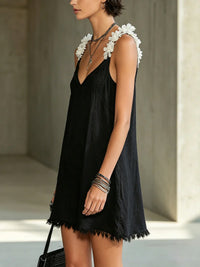Noémie · Vestido Mini Negro con Escote en V y Tirantes Florales