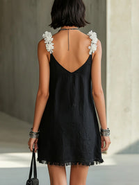 Noémie · Vestido Mini Negro con Escote en V y Tirantes Florales