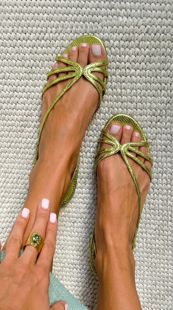 Camille · Sandalias Doradas Elegancia de Verano