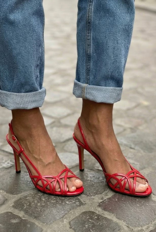Sandalias slingback de punta abierta de aguja con correas cruzadas y correas