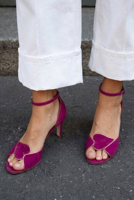 Tacones kitten peep toe Magenta con correa al tobillo y corazón