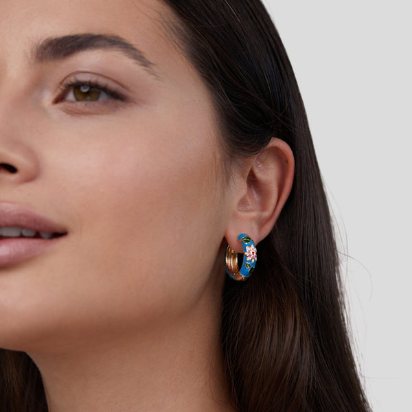 Flor Dorada · Pendientes de Círculo Dorado con Flor