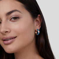 Flor Dorada · Pendientes de Círculo Dorado con Flor